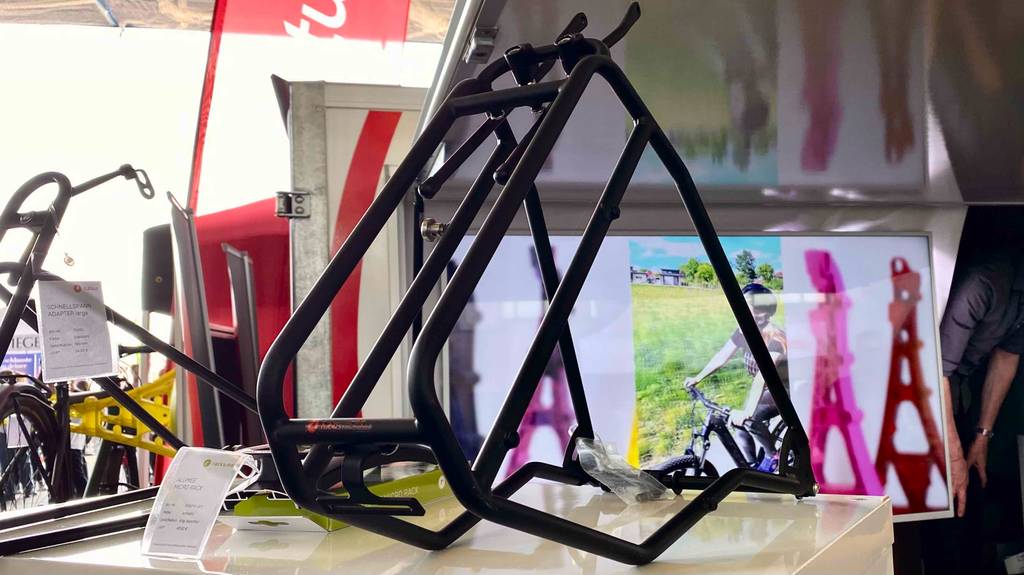 Ein Mountainbike Gepäckträger steht zum testen auf einem Regal.