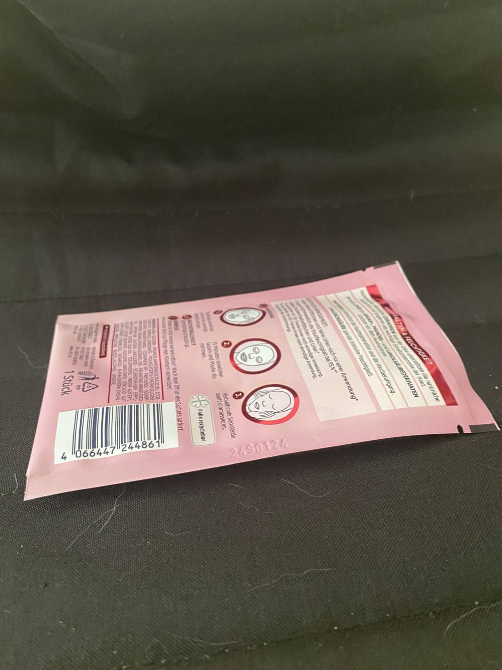 Tuchmaske getestet: Eine umgedrehte Verpackung von der Seite.