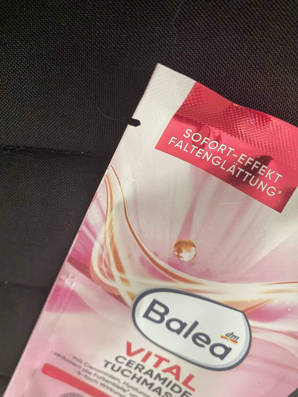Nahaufnahme der Informationen auf der Vorderseite der Verpackung einer getesteten Tuchmaske.