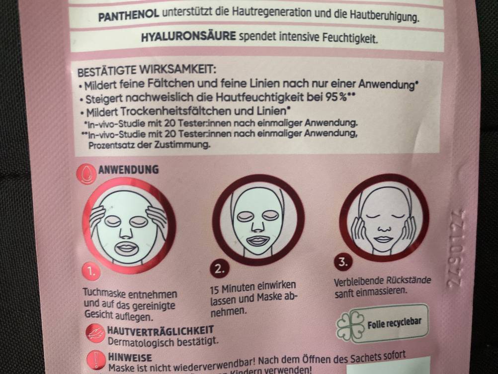 Nahaufnahme der Rückseite einer getesteten Tuchmaske mit Infografiken zur Anwendung.