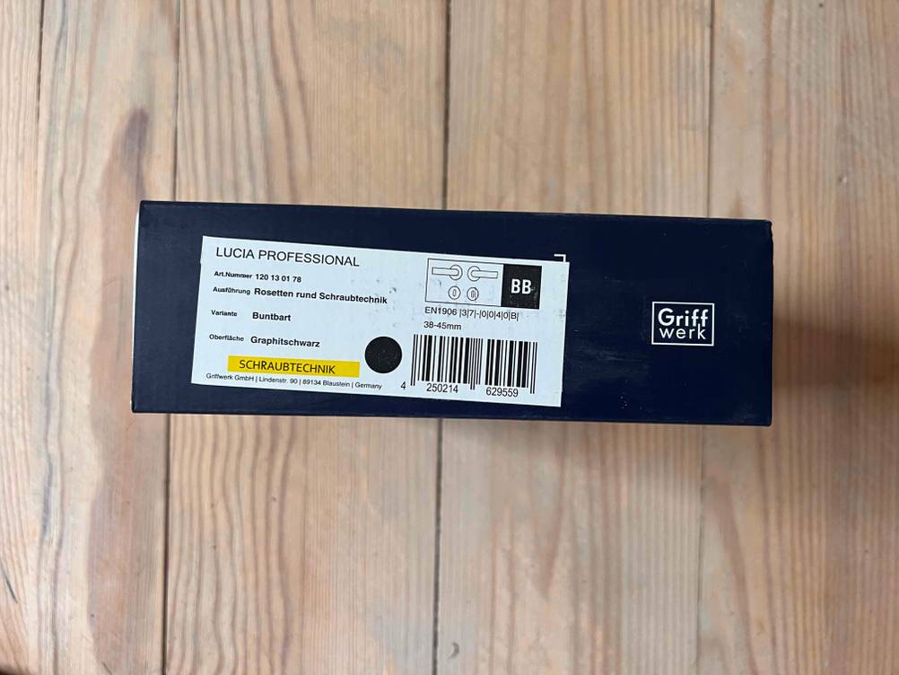 Türbeschlag getestet: Seitenansicht einer Originalverpackung.
