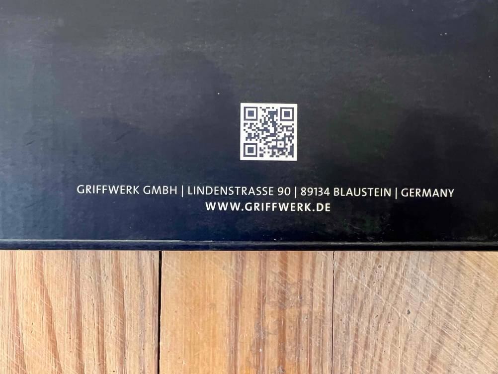 Nahaufnahme der Herstelleradresse auf der Originalverpackung des Türbeschlages im Test.
