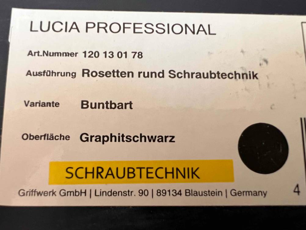Nahaufnahme des Etikettes einer Schachtel des Türbeschlages im Test.