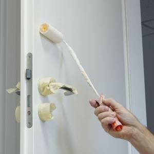 Tür weiß streichen mit Alkydharzlack