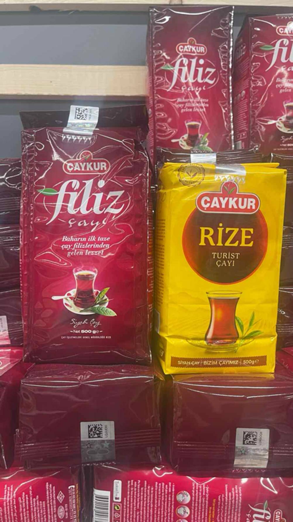 Test: Der türkische Tee in der gelben, versiegelten 500-g-Packung steht auf mehreren roten Tee-Verpackungen.