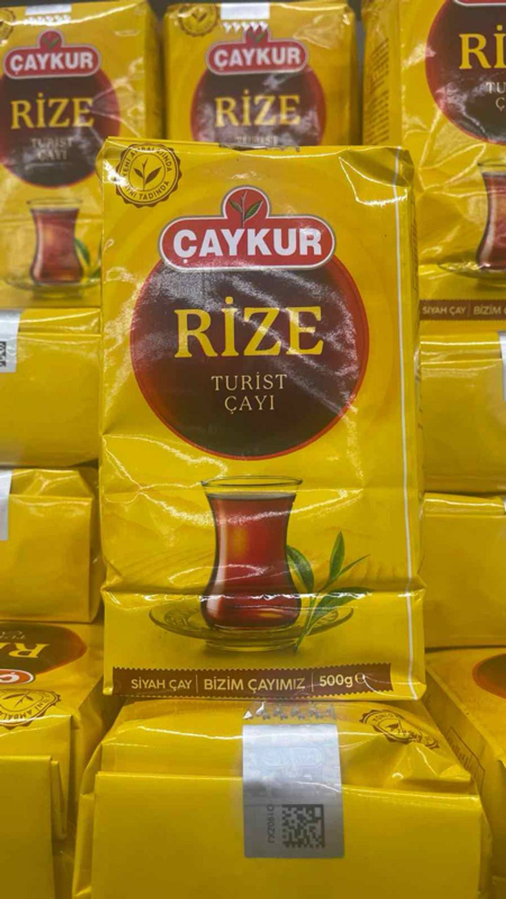 Im Test: Der türkische Tee in einer gelben, versiegelten 500-g-Packung befindet sich auf weiteren Verpackungen.