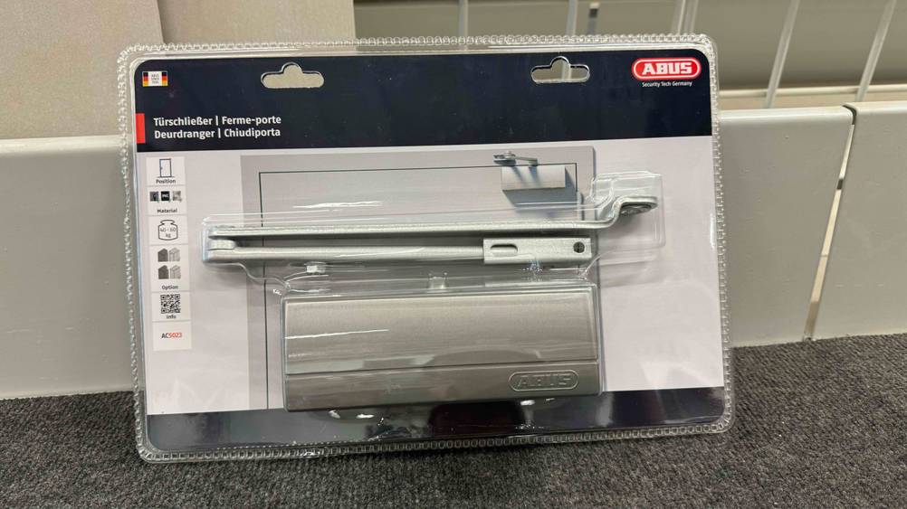 Getestet: Ein originalverpackter Türschließer Haustür steht auf dem Boden.