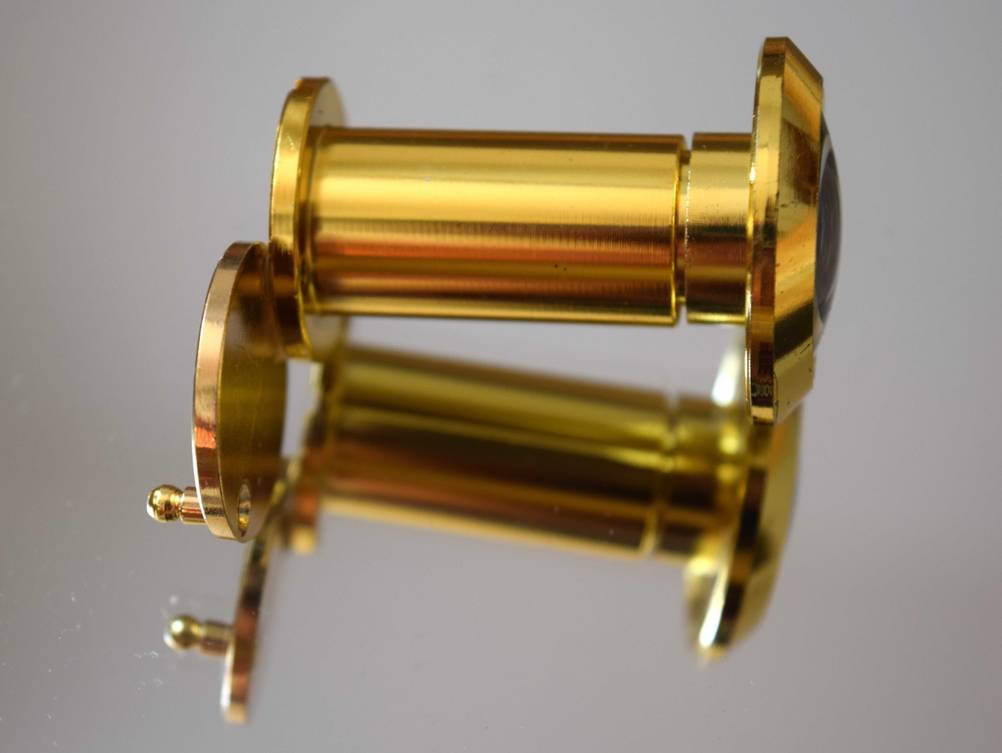 Türspion getestet: Ein Spion von der Seite auf einem Spiegel.