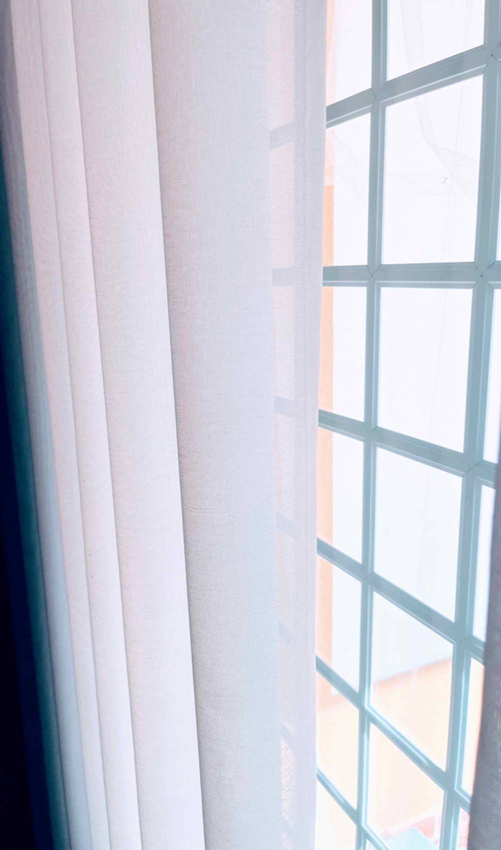 Türvorhang im Test: Nahaufnahme der Seitenkante vor einem Fenster.