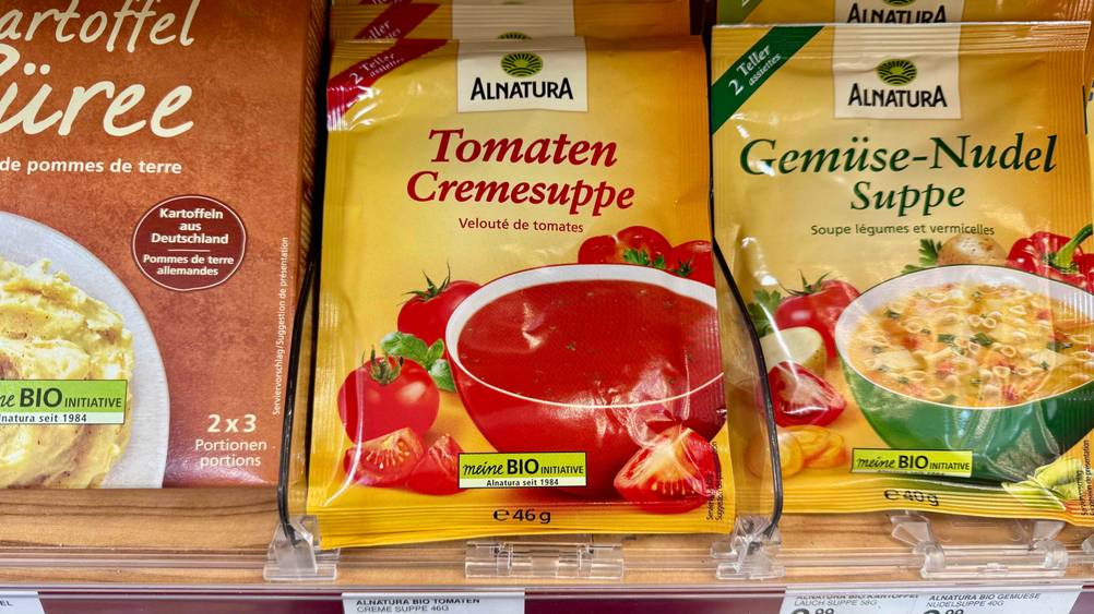 Mehrere getestete Tütensuppen in einem Verkaufsregal.