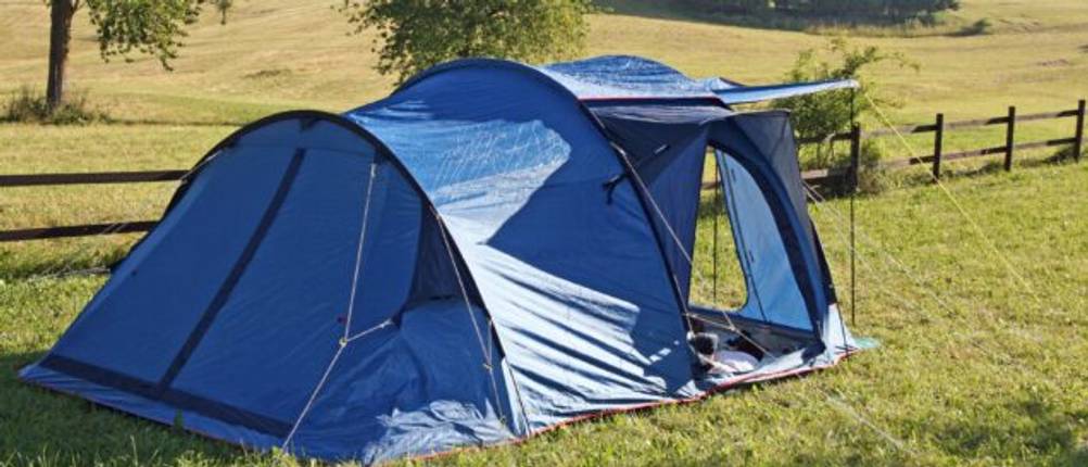 Tunnelzelt-Test: Ein blaues Tunnelzelt auf einer Wiese.