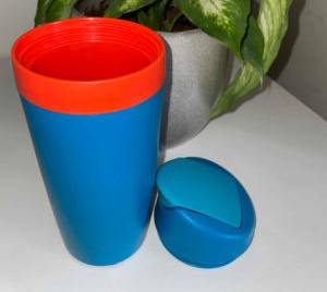 Im Test : offener Coffee-to-go Becher der Marke Tupperware mit daneben liegender Verschlusskappe