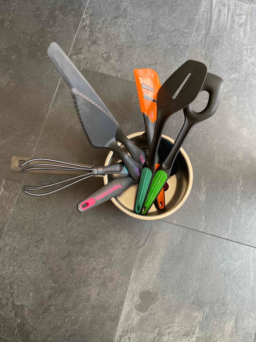 Küchenhelfer-Set im Test: mehrere verschiedene Küchenhelfer sind in einem Topf.