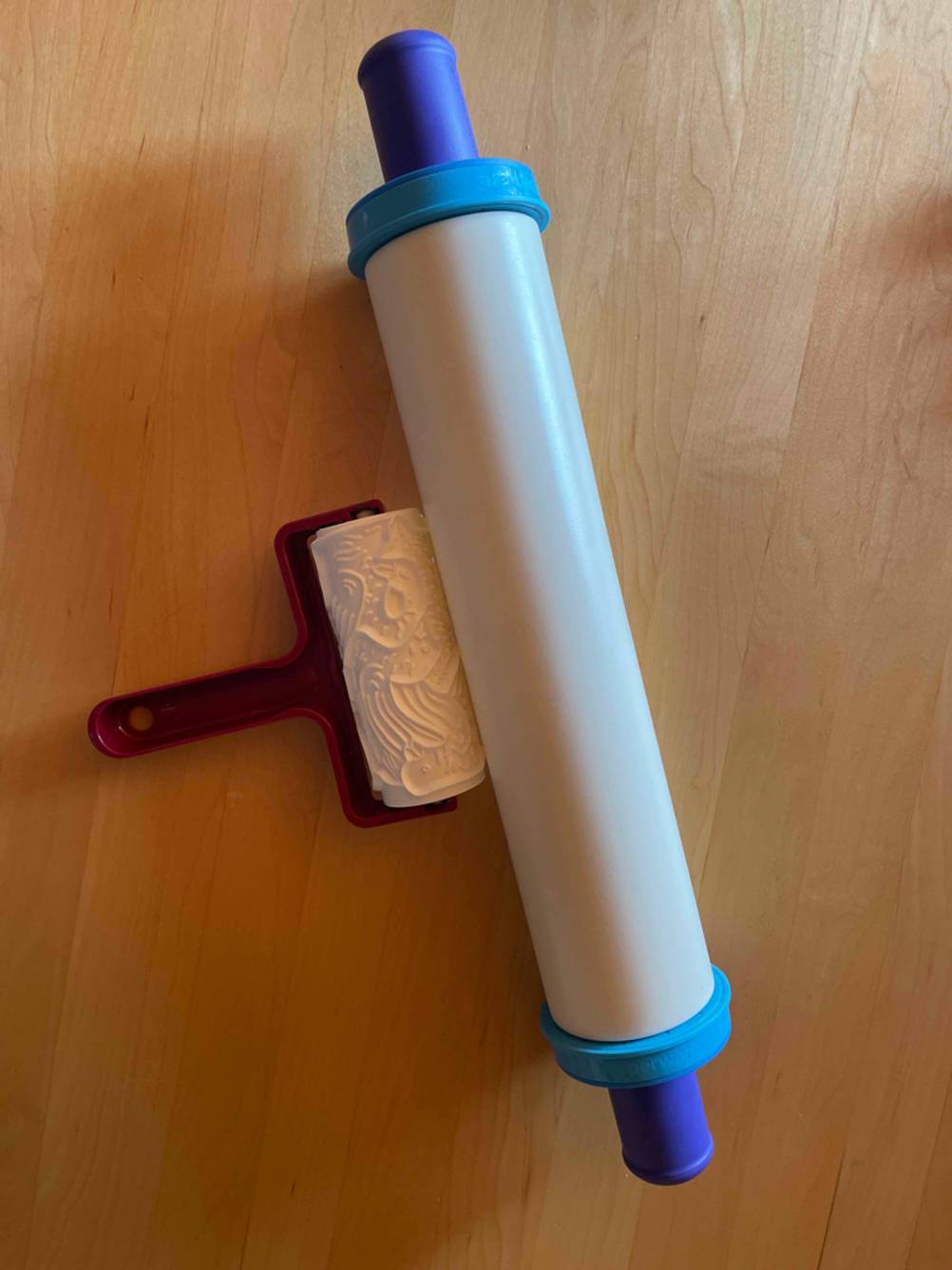 Nudelholz-Test: Eine Kunststoffausführung der Marke Tupperware liegt neben einem Muster-Roller.