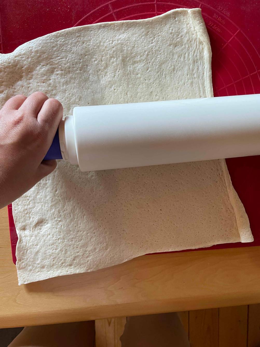 Nudelholz im Test: eine Kunststoffausführung von Tupperware auf einem Teig.