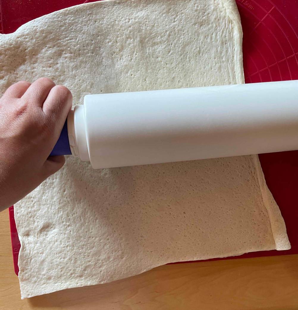 Nudelholz-Test: Nudelrolle bzw. Teigrolle und ausgerollter Teig auf dem Tisch.