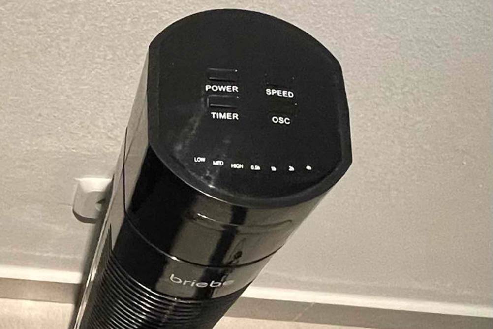 Turmventilator getestet: Sicht auf den oberen Bereich des Ventilators.