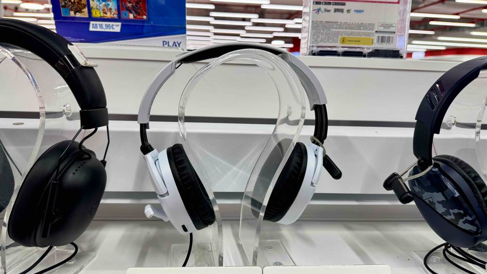 Das getestete Turtle-Beach-Headset von vorne auf einem Ständer zwischen anderen Produkten.