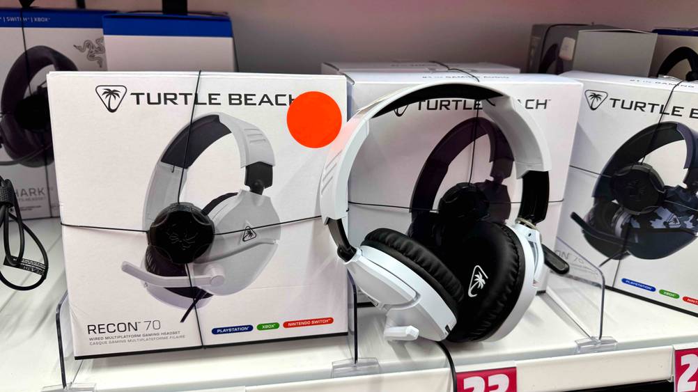 Neben der Originalverpackung befindet sich das Turtle-Beach-Headset im Test in einem Regal.