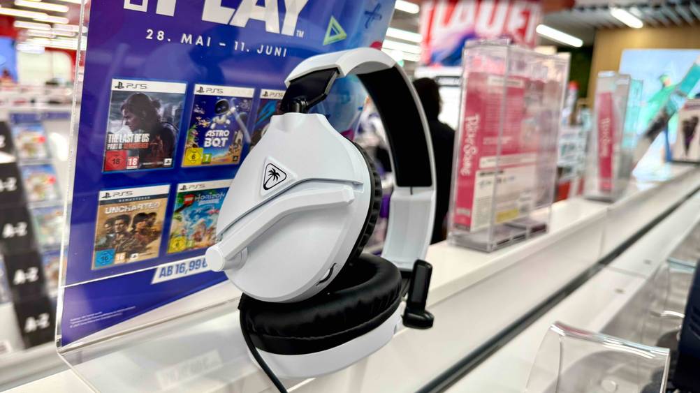Das Turtle-Beach-Headset im Test liegt auf einer weißen Fläche.