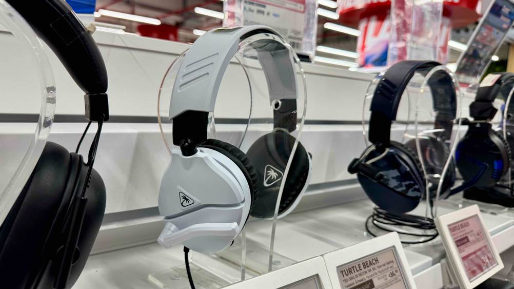 Ein getestetes Turtle-Beach-Headset auf einem Ständer auf einem Verkaufsregal mit Preisangaben.