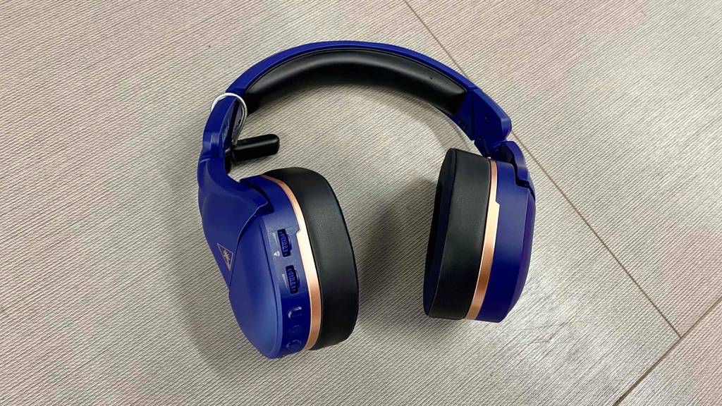 PS4-Bluetooth-Headset-Test: Ein Bluetooth-Over-Ear-Kopfhörer in Blau liegt auf einer hellen Oberfläche.