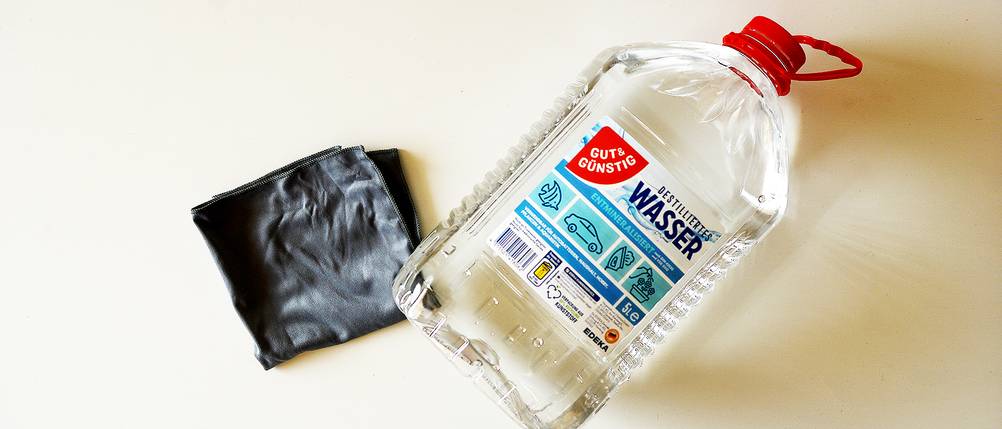 tv-bildschirm-reinigen-destilliertes-wasser