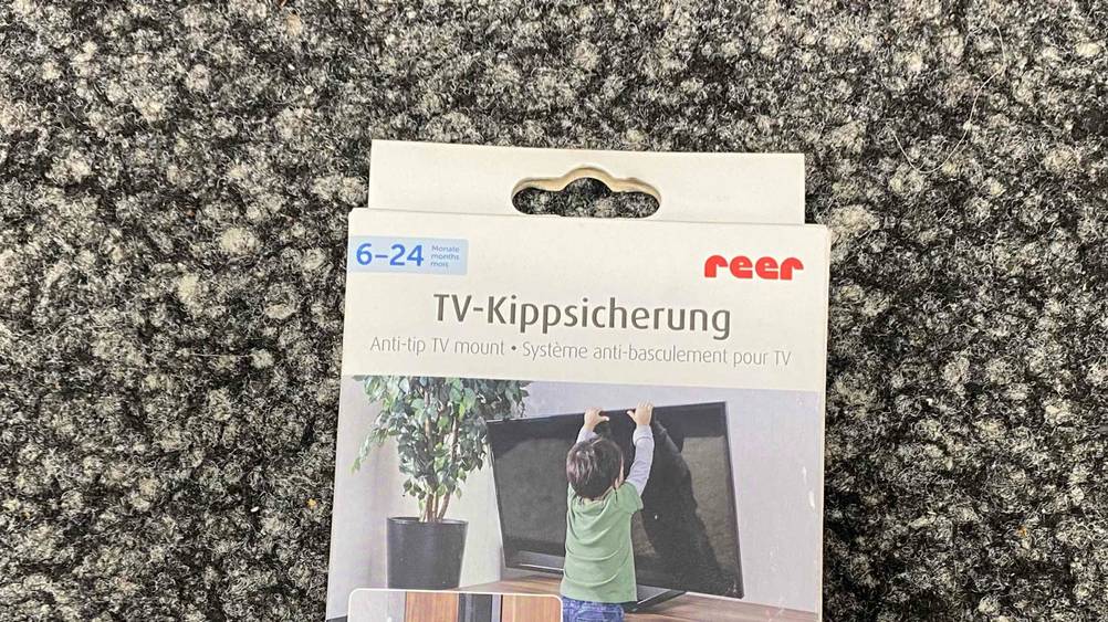 TV-Kippsicherung getestet: Nahaufnahme der Vorderseite der Originalverpackung mit Logo und Artikelbeschreibung.