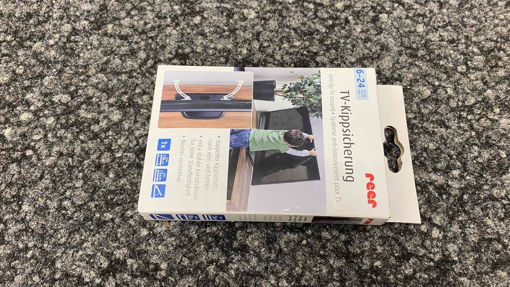 Getestete TV-Kippsicherung befindet sich in der Verpackung auf dem Boden. 