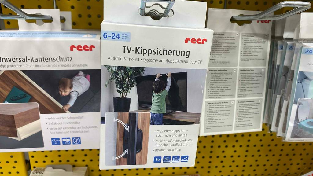 Getestete TV-Kippsicherung in einer Verpackung befindet sich in einem Regal von einem Geschäft. 