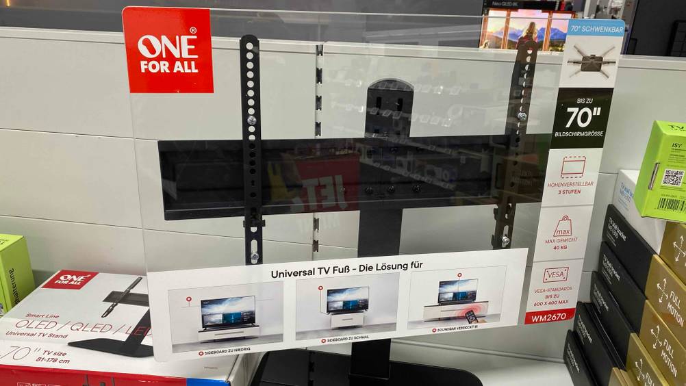 Ein getesteter TV-Ständer mit einer beklebten Plexiglasscheibe auf einem Regal.