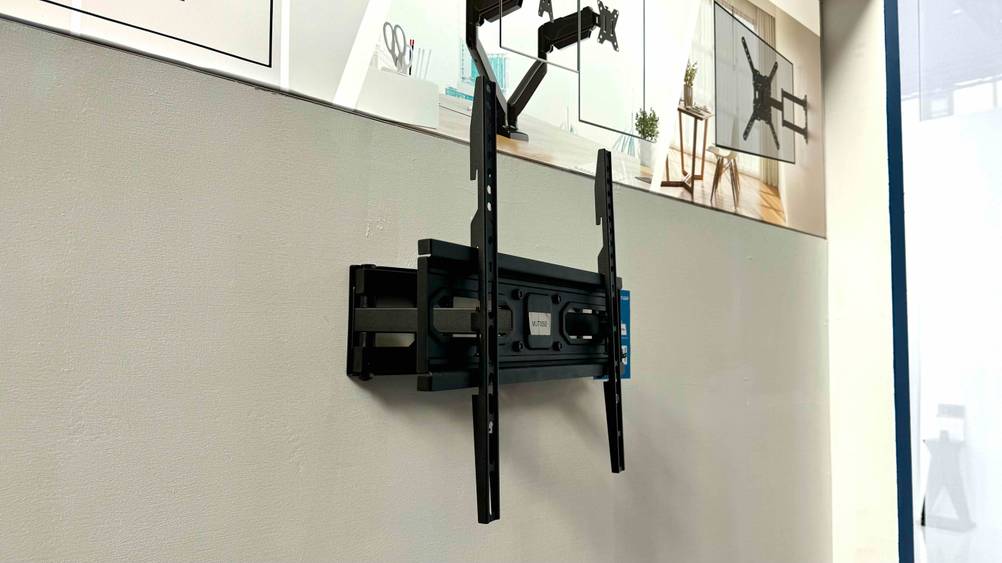 TV-Wandhalterung-65-Zoll im Test: Eine Halterung ganz eingefahren an einer hellen Wand.