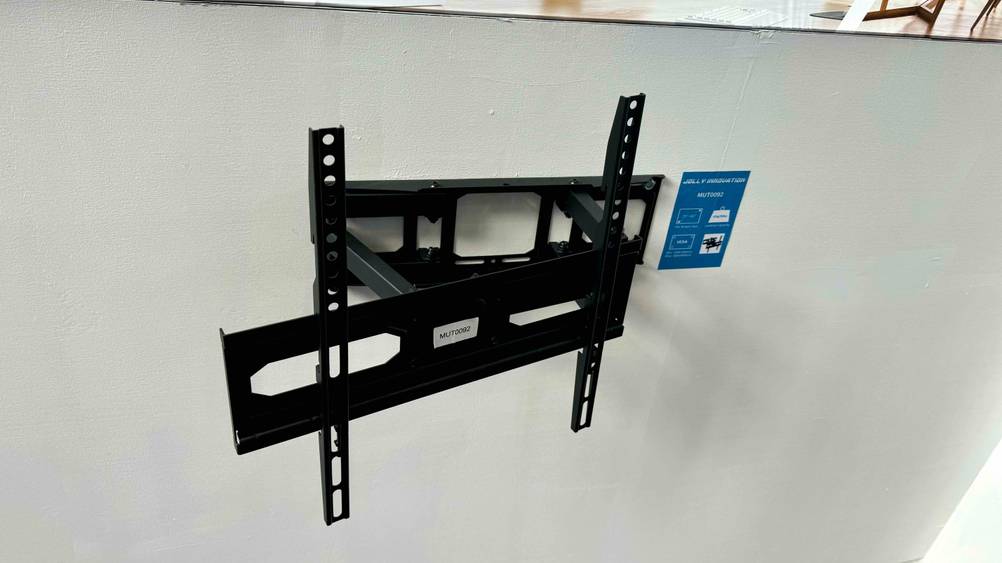 Getestet: Eine TV-Wandhalterung-65-Zoll leicht ausgefahren an einer hellen Wand.