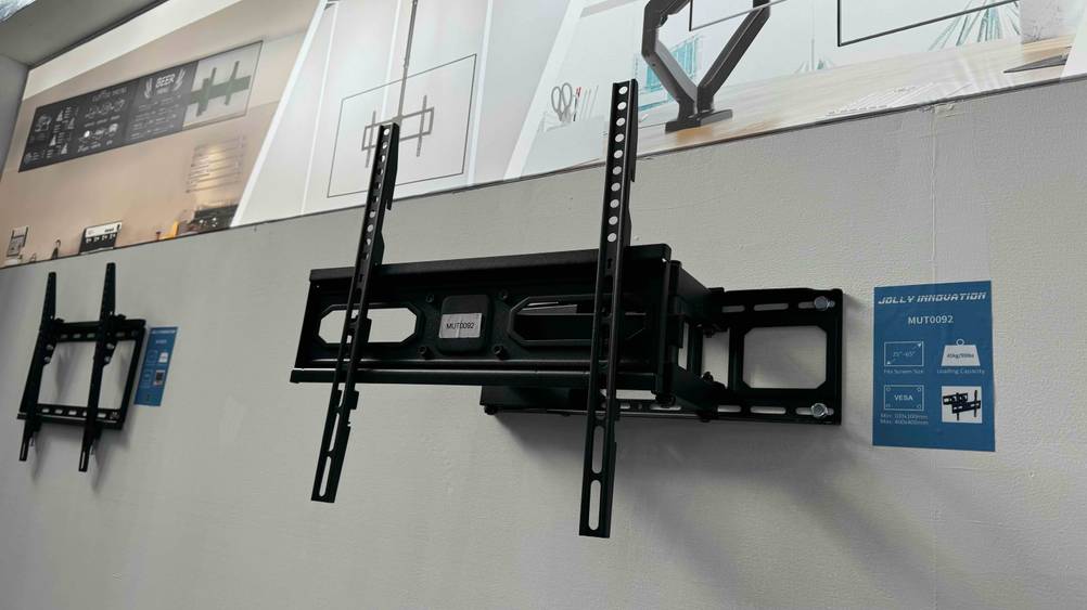 TV-Wandhalterung-65-Zoll getestet: Eine Halterung von schräg vorne an einer Wand in einer Ausstellungsfläche montiert.