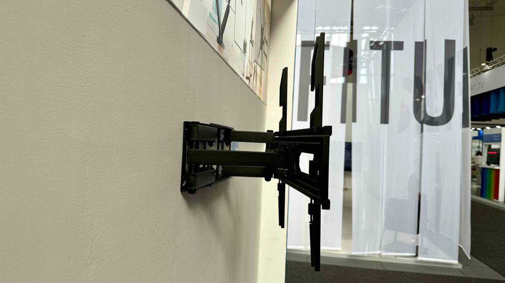 Eine getestete TV-Wandhalterung-65-Zoll von der Seite an einer hellen Wand montiert.
