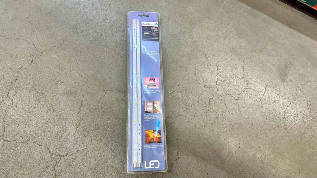 Eine getestete TV-Hintergrundbeleuchtung liegt verschweißt in der Originalverpackung auf dem Boden.
