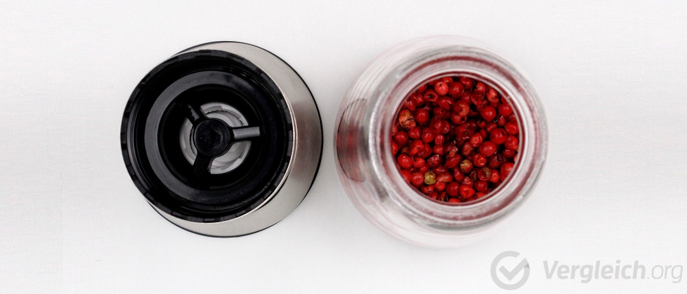 aufgeschraubte Pfeffermühle mit rotem Pfeffer