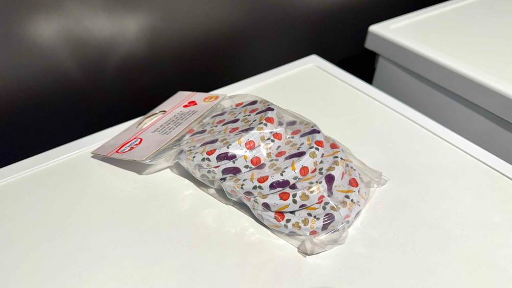 Auf einer hellen Fläche liegen die getesteten Twist-off-Deckel in der transparenten Verpackung.