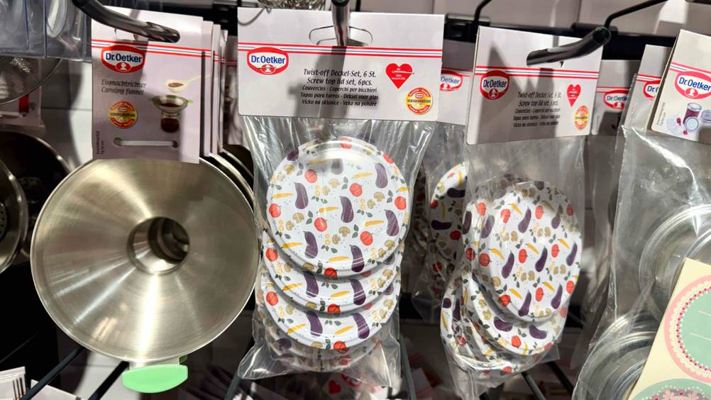Mehrere der Twist-off-Deckel im Test hängen in einem Verkaufsregal.