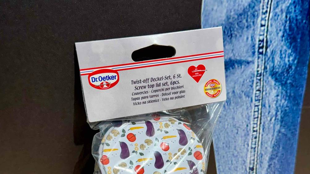 Twist-off-Deckel im Test: Nahaufnahme des Labels mit Logo und Artikelbezeichnung.