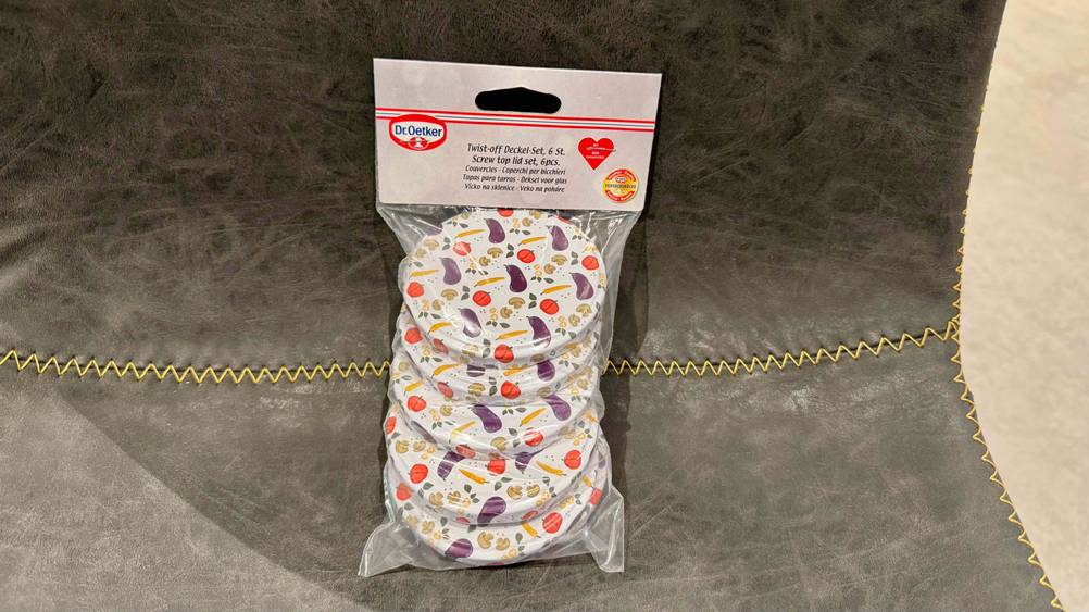 Eine Packung der getesteten Twist-off-Deckel auf einem Stuhl.