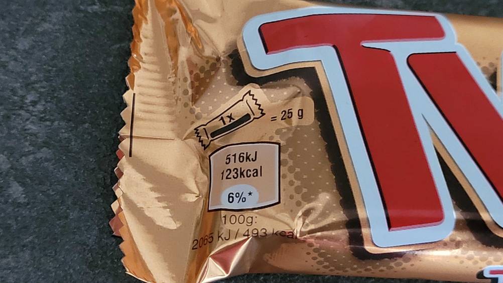 Im Test: Nahaufnahme der Kalorienangaben auf der Vorderseite der Packung eines Schokoriegels.