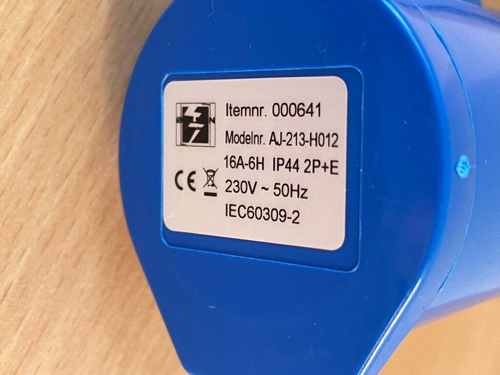 Auf dem Deckel eines getesteten Typ 2-Ladekabels stehen technische Informationen.