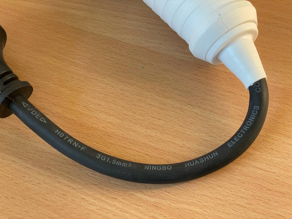 Typ 2-Ladekabel-Test: Auf dem dicken Kabel stehen Informationen.