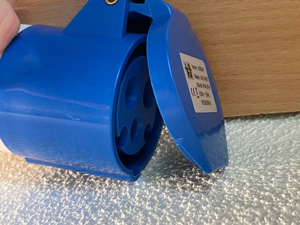 Typ 2-Ladekabel getestet: Nahblick von der Seite auf den halb geöffneten Deckel.