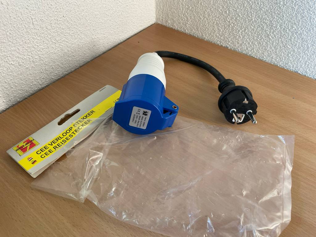Ein getestetes Typ 2-Ladekabel liegt auf der Plastikverpackung.