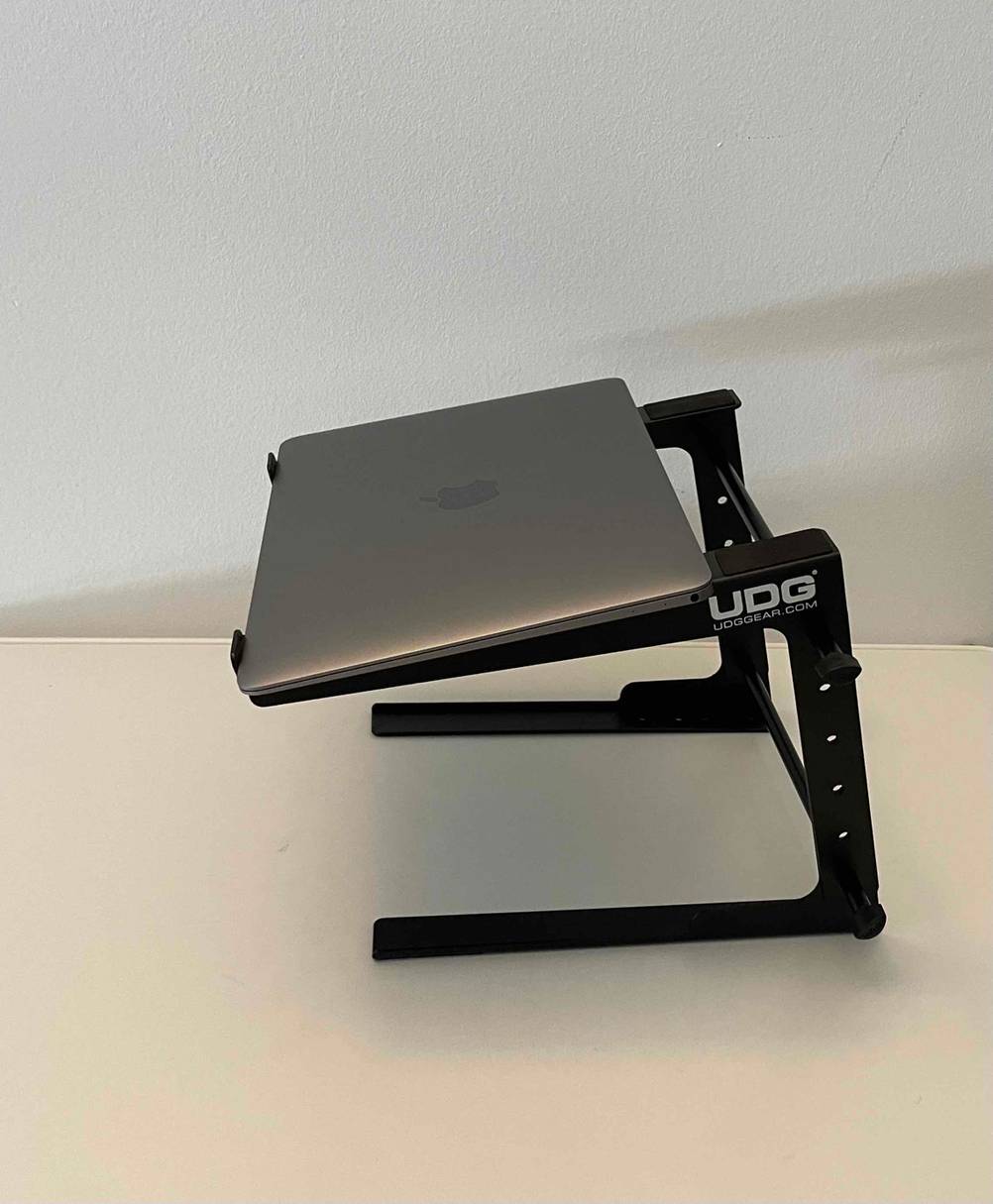 Im Test: Seitenansicht eines UDG Gear Laptop-Ständers, auf dem ein Laptop steht.