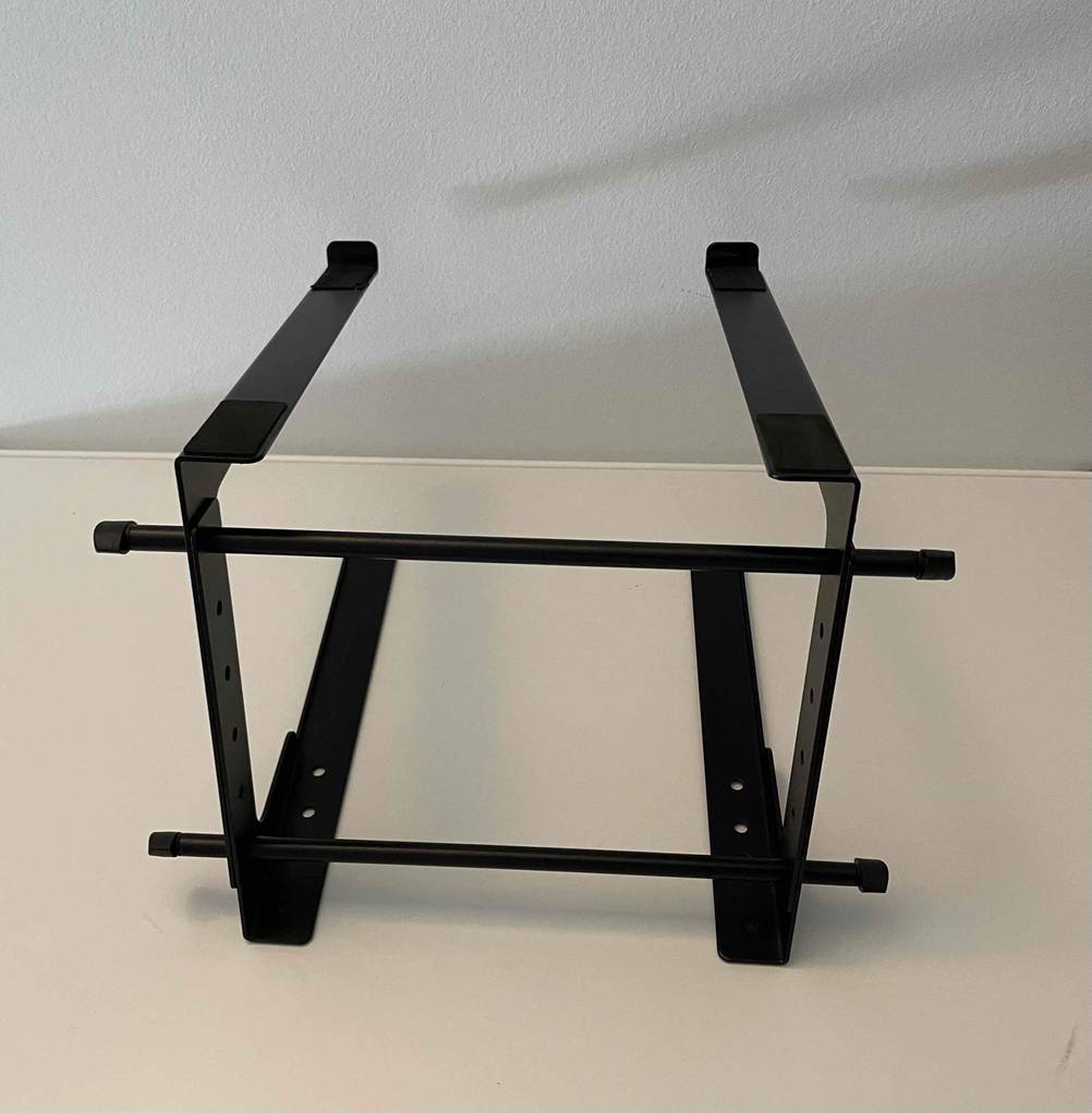 Laptop-Ständer von UDG Gear im Test steht vor einer weißen Wand.