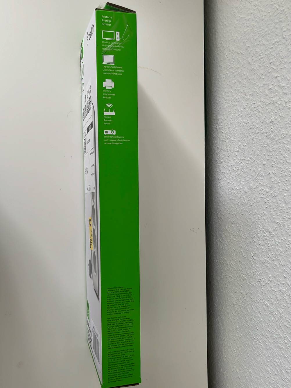 Überspannungsschutz getestet: Seite einer Verpackung auf einer hellen Fläche.