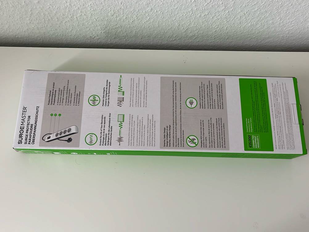 Rückseite einer Verpackung des getesteten Überspannungsschutzes auf einer weißen Fläche.
